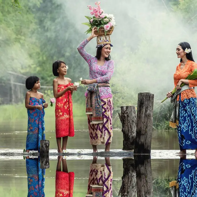 Gambar yang menggambarkan nilai-nilai tradisional Indonesia seperti gotong royong dan kebersamaan.