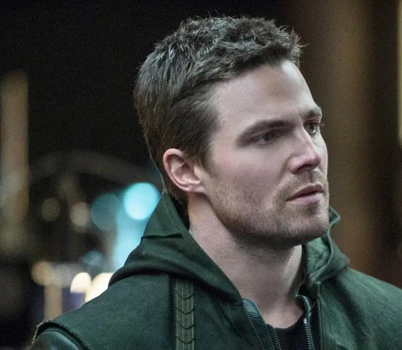 Oliver Queen dan Laurel Lance dalam serial Arrow