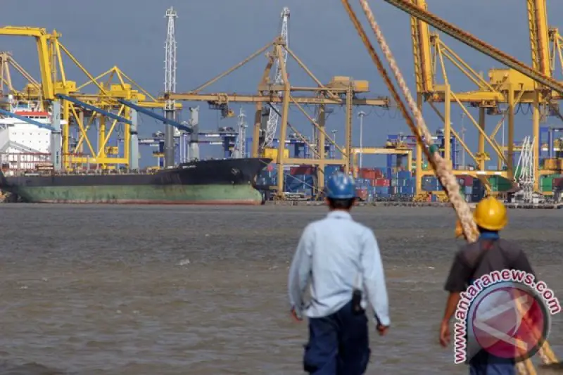 Aktivitas bongkar muat barang di Pelabuhan Belawan