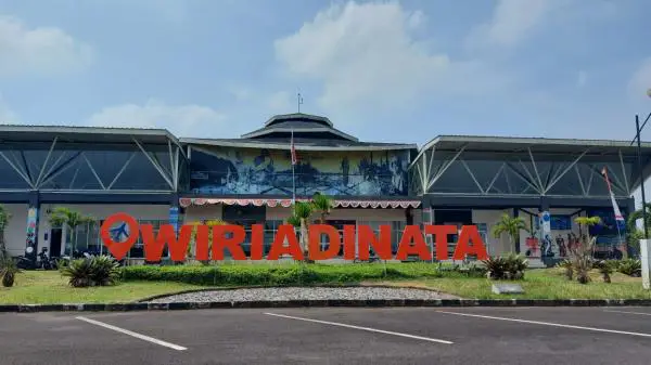 Berbagai moda transportasi menuju Bandara Wiriadinata