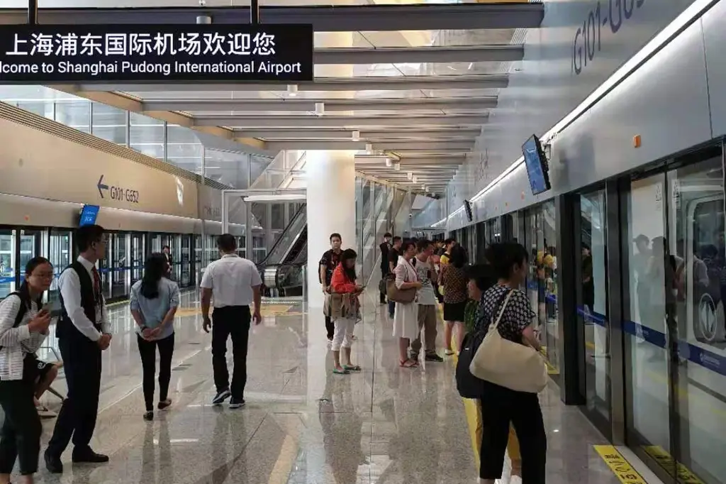 Gambar berbagai moda transportasi menuju dan dari Bandar Udara Internasional Pudong Shanghai