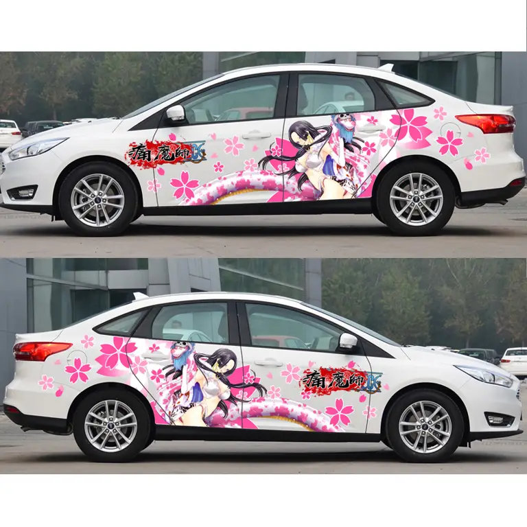 Proses pemasangan stiker anime mobil dengan teliti dan hati-hati.