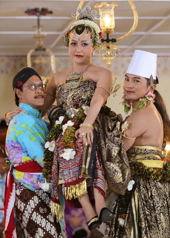 Pangeran Alendra di istana