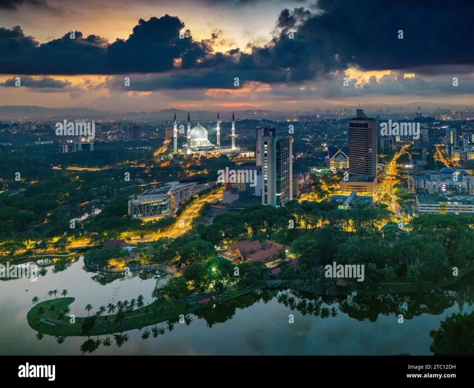 Imej panorama bandar Shah Alam yang mempamerkan bangunan-bangunan moden dan landskap yang indah.