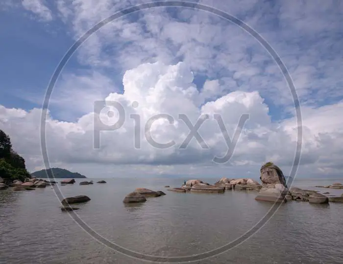 Pemandangan pantai Pulau Damar dengan pasir putih dan air laut yang jernih