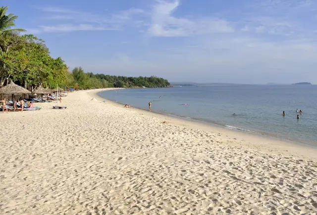 Pemandangan pantai Pulau Kamboja yang tenang