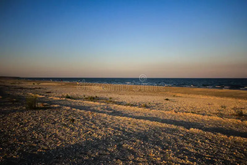 Gambar pantai sepi di musim sepi