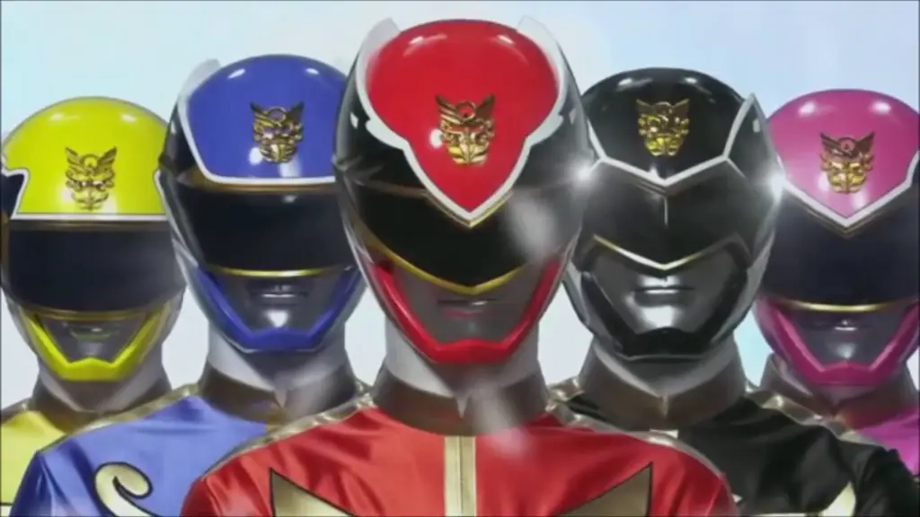 Tim Super Sentai berpose heroik