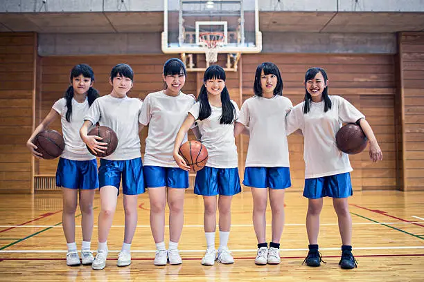 Gambar siswa SMA Jepang bermain basket