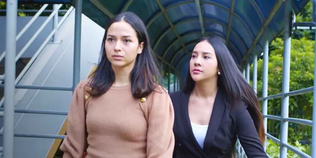 Foto para pemain Layangan Putus, Reza Rahadian, Putri Marino, dan Anya Geraldine