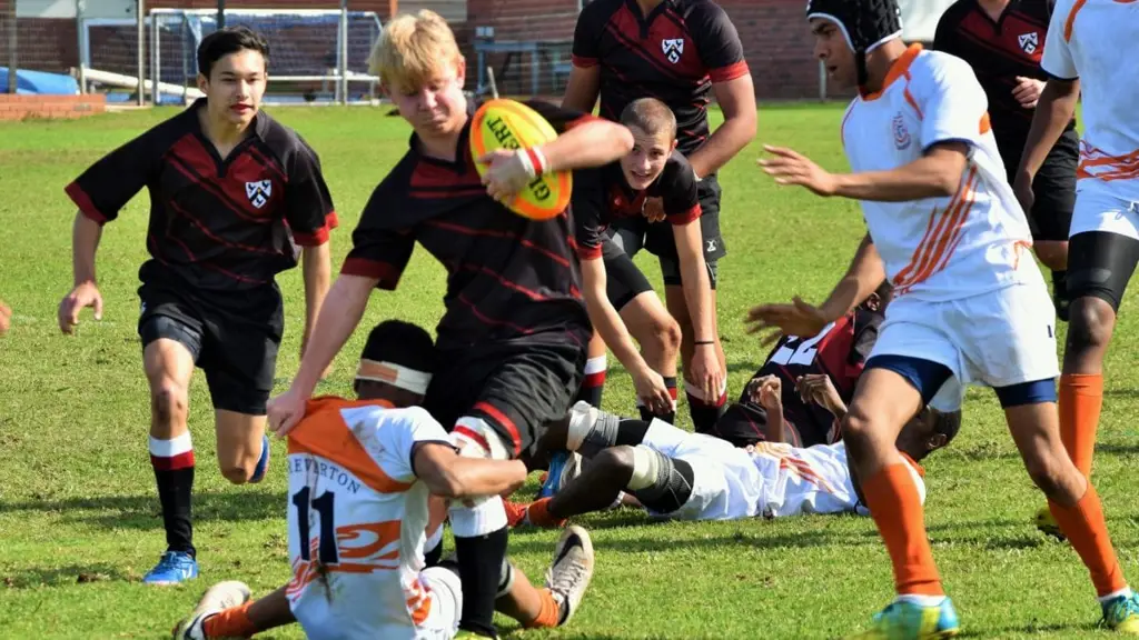 Para pemain rugby sekolah menengah berlatih dengan giat