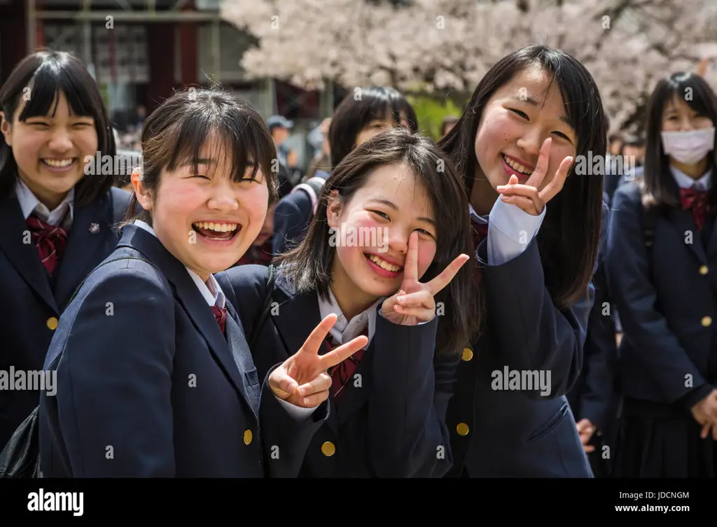 Para pemain utama dalam film As the Gods Will Sebuah gambar yang menampilkan sekelompok siswa sekolah di Jepang