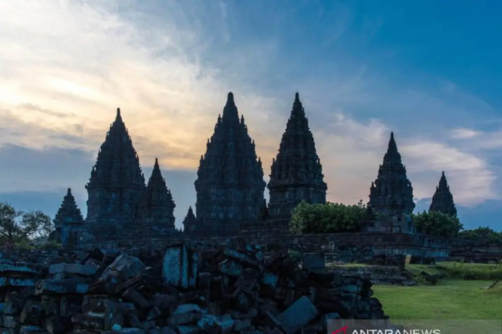 Pengunjung menikmati keindahan Candi Kamboja