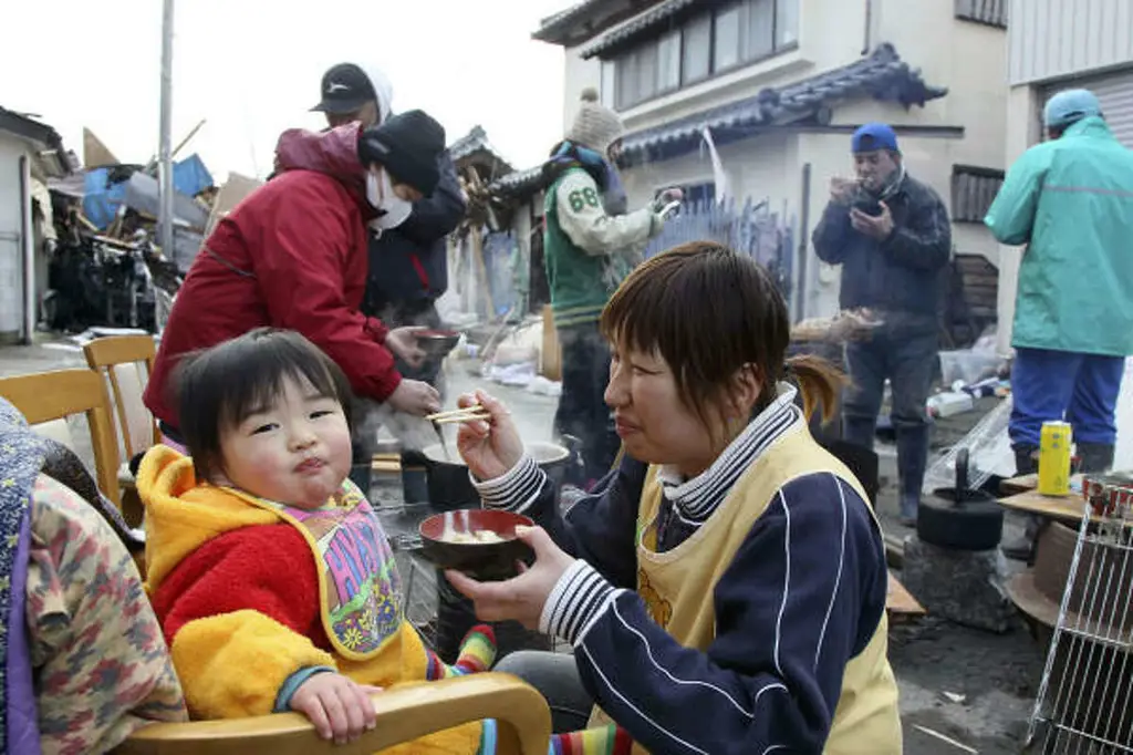 Gambar para penyintas saling membantu setelah gempa di Jepang