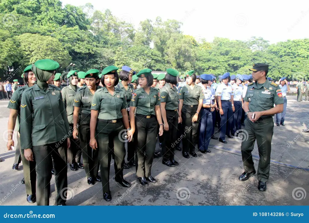 Latihan pasukan wanita Indonesia