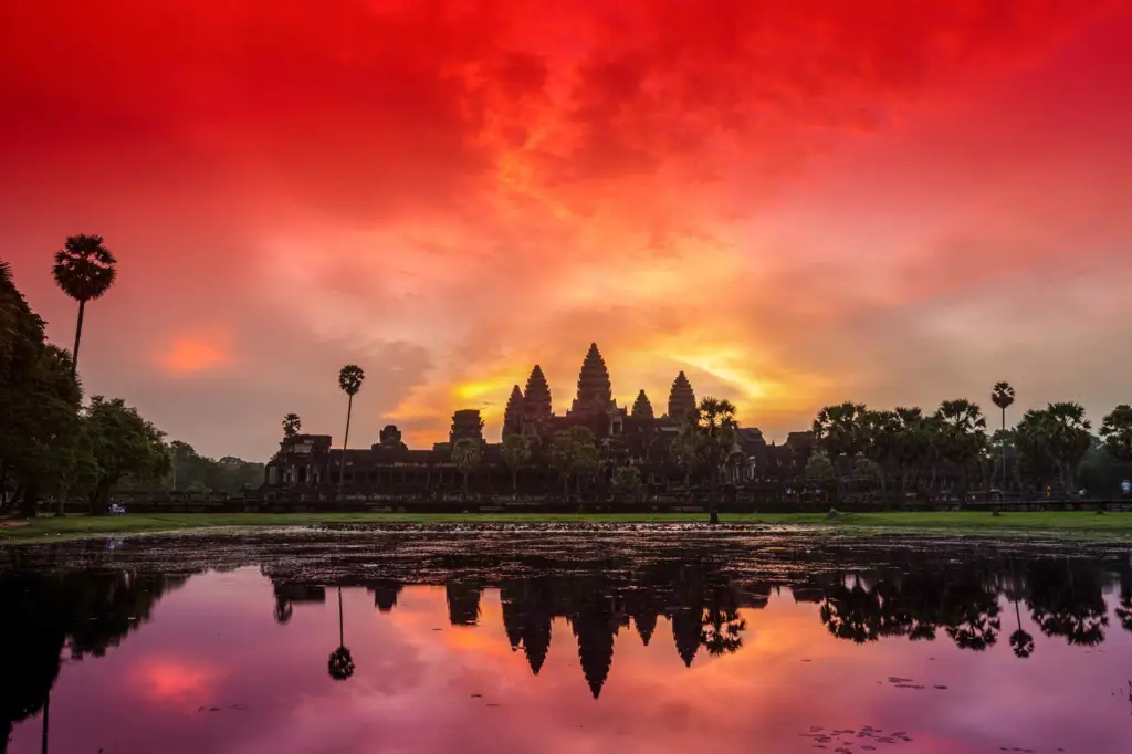 Candi Angkor Wat yang megah di Kamboja.