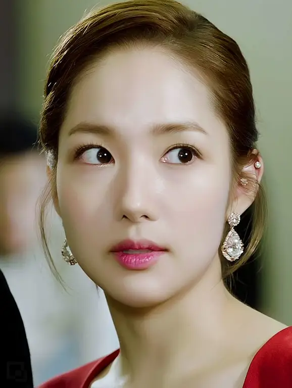 Park Min Young sebagai Chae Young-shin dalam drama Healer