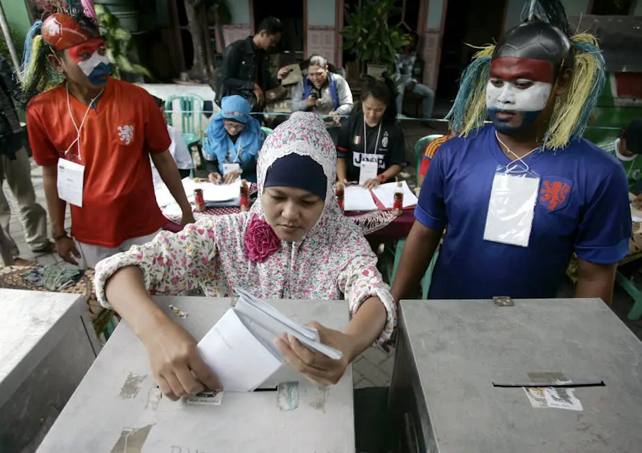 Gambar orang-orang sedang memilih di Indonesia.