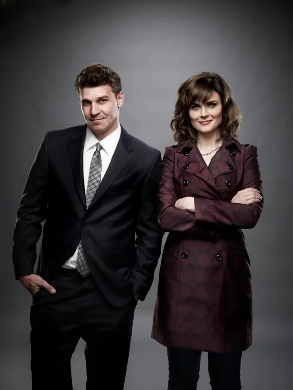 Emily Deschanel dan David Boreanaz sebagai Brennan dan Booth