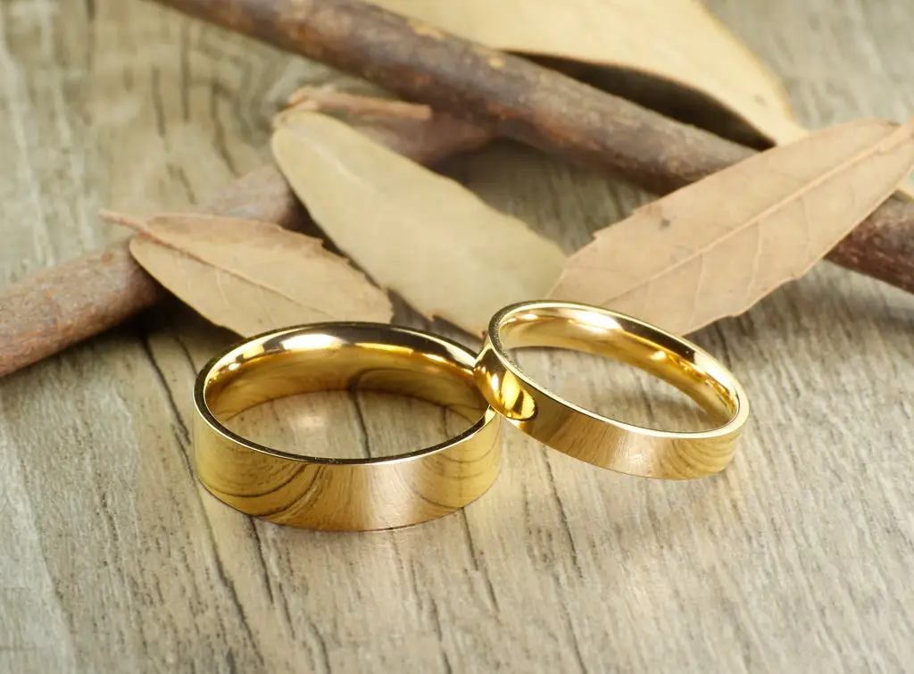 Gambar pasangan yang mengenakan cincin kawin