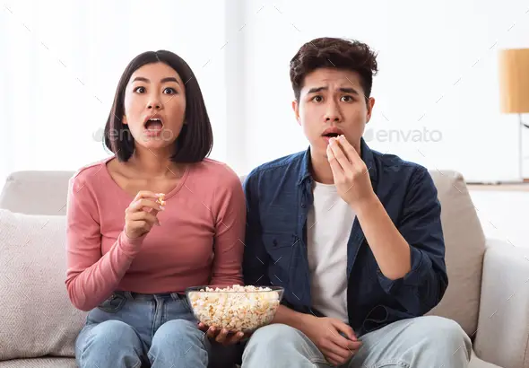 Pasangan menikmati waktu bersama menonton drama Korea Pasangan menonton drama Korea