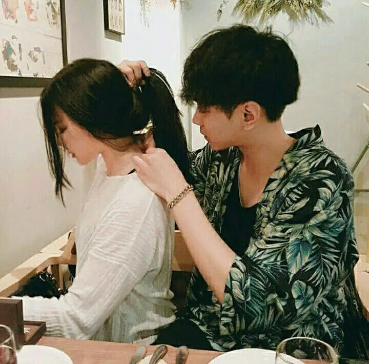 Pasangan menikmati waktu bersama menonton drama Korea Pasangan menonton drama Korea dengan bahagia