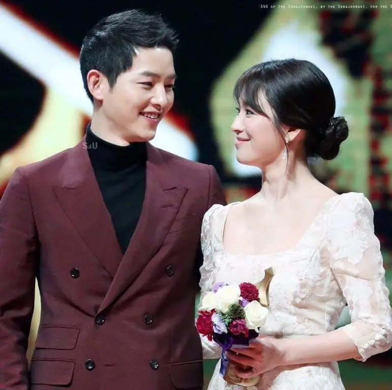 Foto Song Joong Ki dan Song Hye Kyo dalam Descendants of the Sun