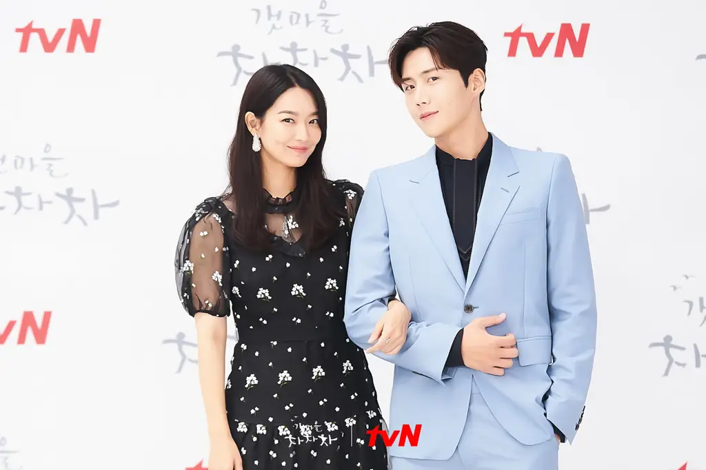 Foto Shin Min Ah dan Kim Seon Ho sebagai pemeran utama Hometown Cha-Cha-Cha