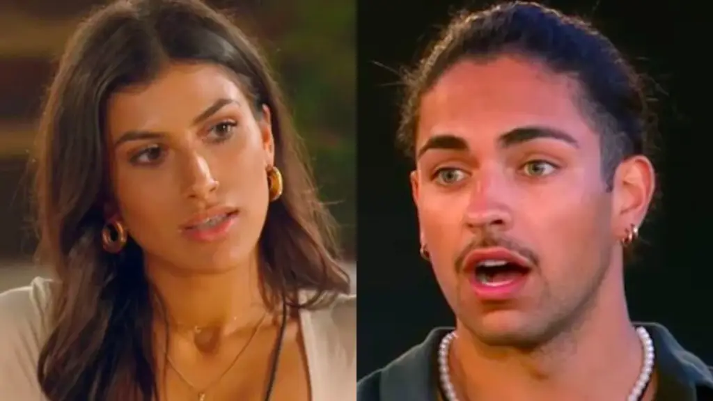 Sebuah pasangan dari Love Island Australia sedang bermesraan