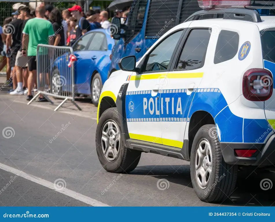 Mobil patroli polisi berkeliling di jalanan