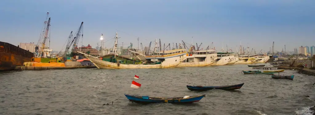 Foto pelabuhan tua di Indonesia