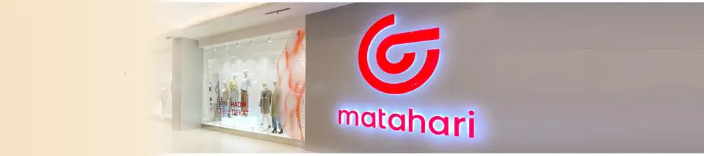 Gambar pelanggan yang bahagia berbelanja di Matahari Department Store