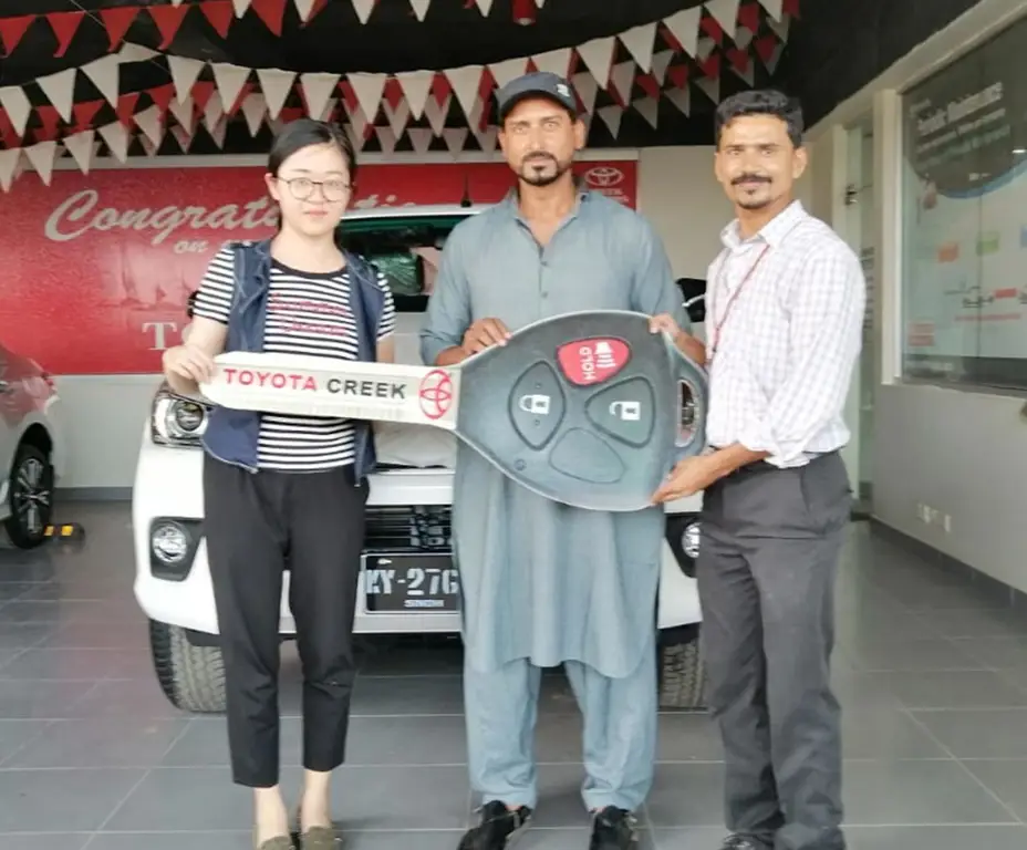 Foto pelanggan Auto 2000 Bandar Lampung yang bahagia dengan mobil Toyota barunya