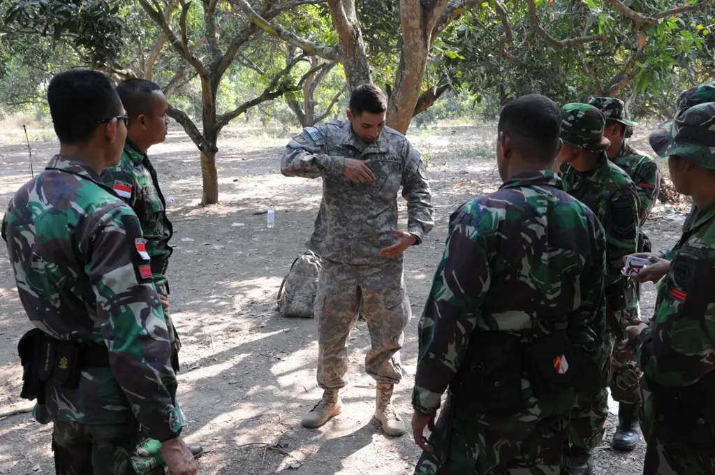 Prajurit TNI sedang menjalani pelatihan.