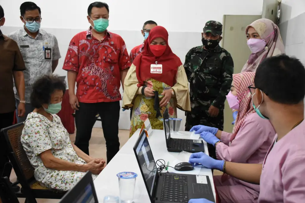 Petugas kesehatan Dinkes Kota Bandar Lampung memberikan pelayanan