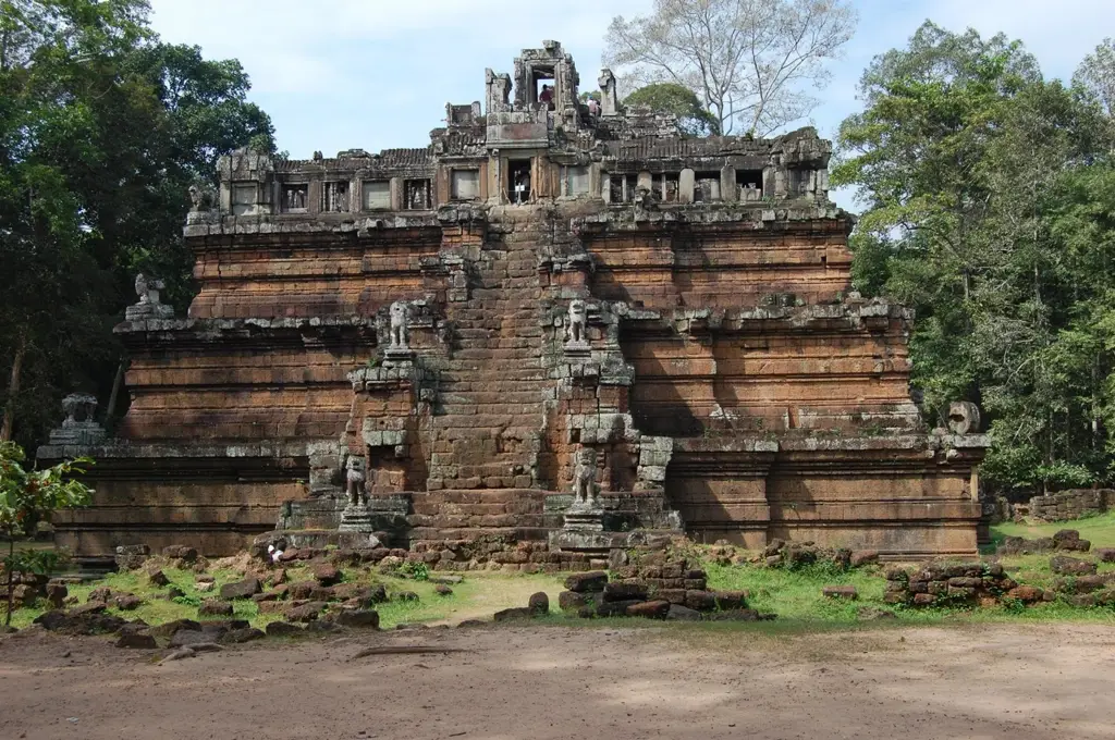 Pekerjaan restorasi candi di Kamboja