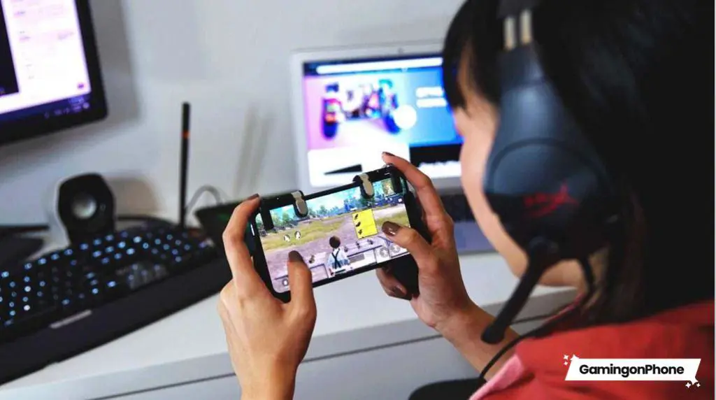 Gambar pemain game mobile sedang bermain agresif