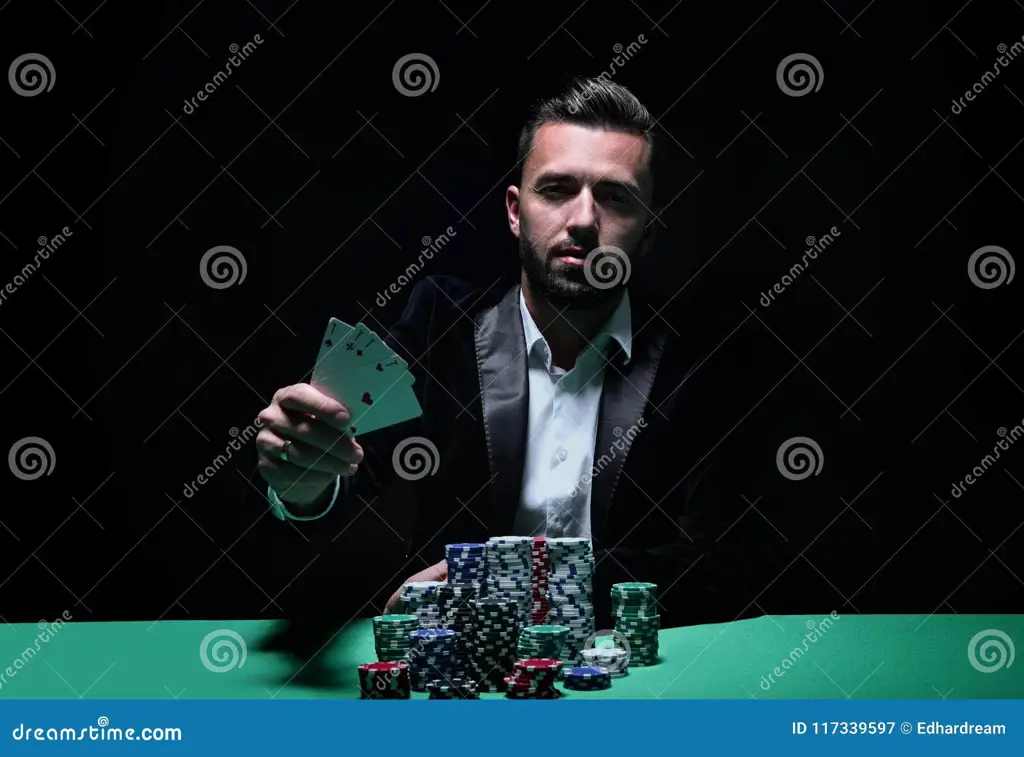 Pemain poker yang sedang menikmati permainan