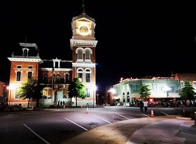 Alun-alun kota Mystic Falls