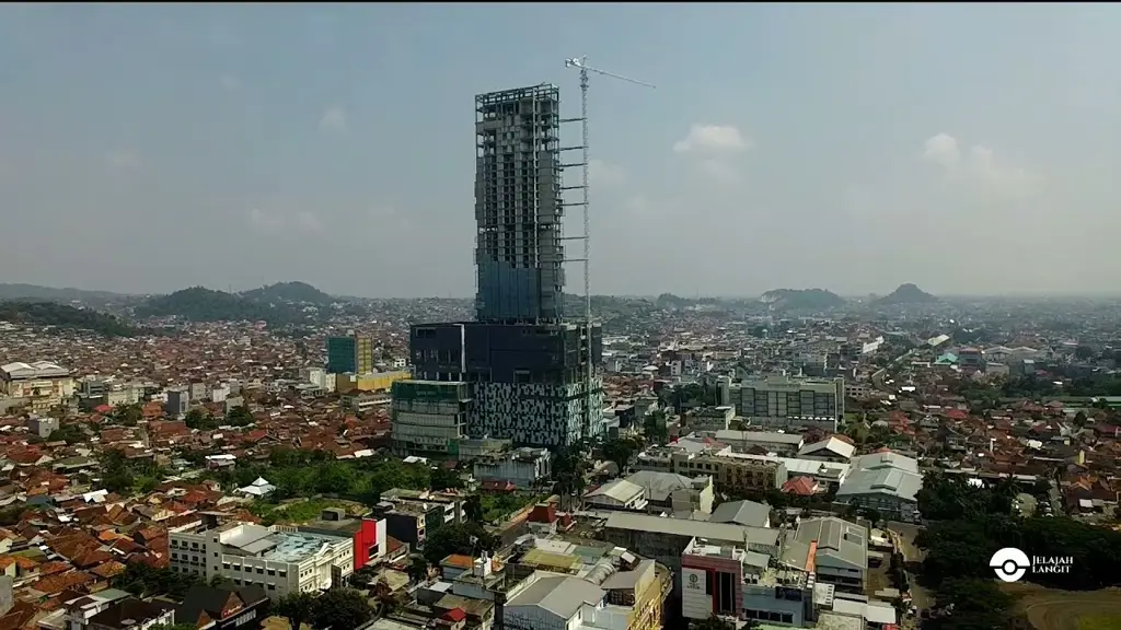 Gambar pemandangan kota Bandar Lampung saat matahari terbenam