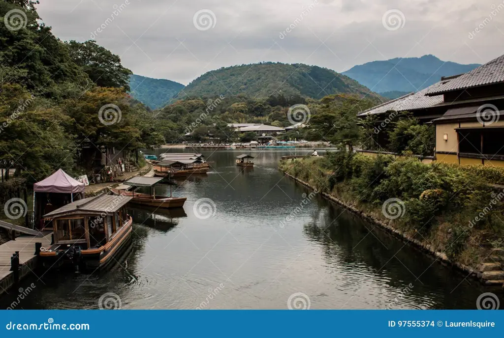 Gambar pemandangan berkabut di Jepang