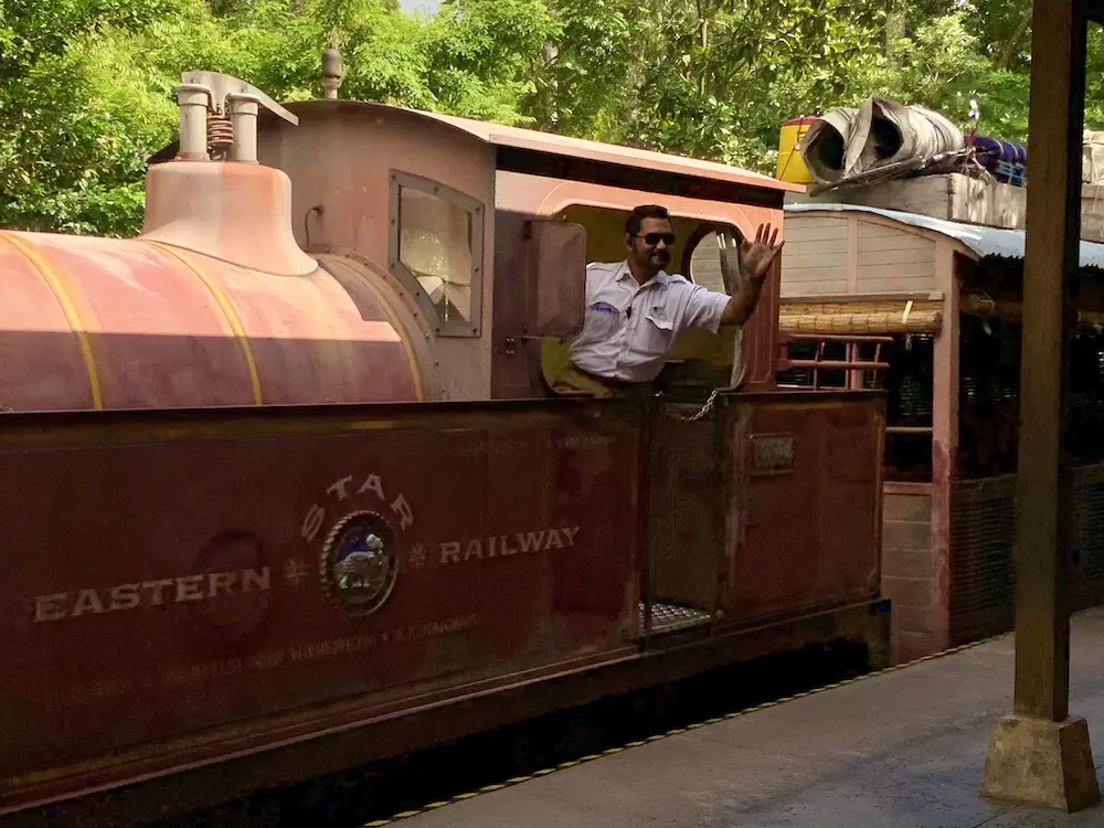 Kereta Wildlife Express Train yang melintas di savana Animal Kingdom