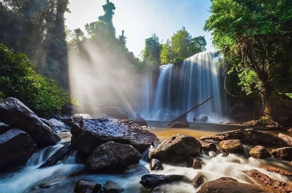 Gambar pemandangan dari puncak Gunung Phnom Aural