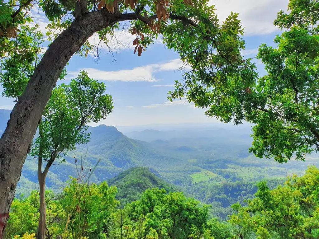 Gambar pemandangan Gunung Phnom Aural yang menjulang tinggi