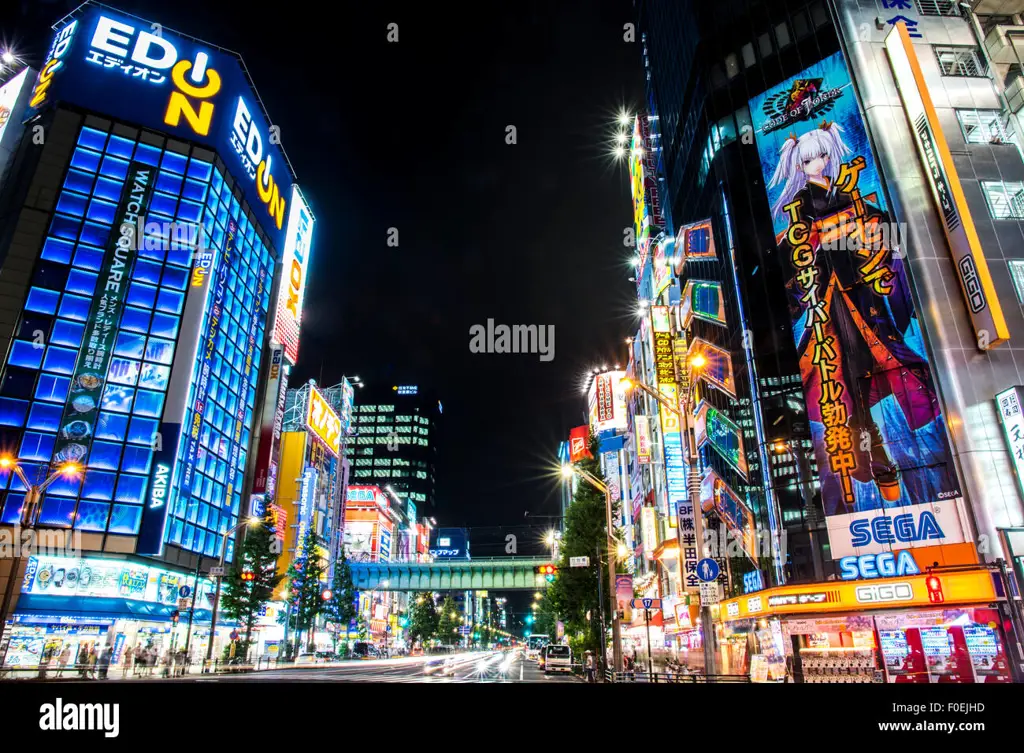 Suasana jalanan Akihabara yang ramai dengan toko-toko anime