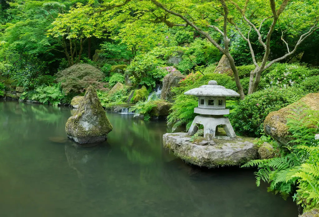 Taman Jepang yang indah dengan pemandangan gunung