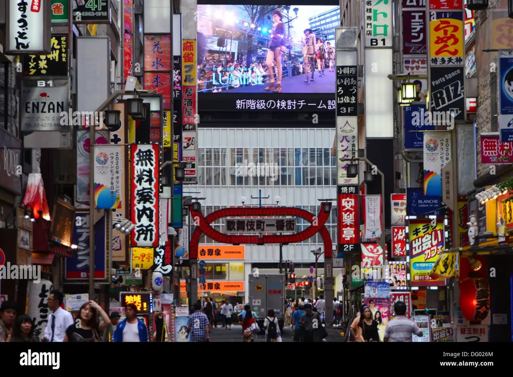 Jalanan Kabukicho yang ramai dan penuh warna