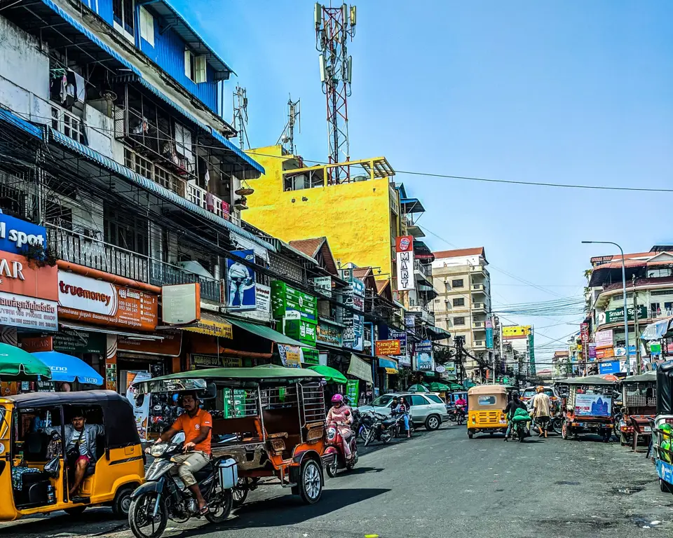 Foto pemandangan kota Kamboja yang modern