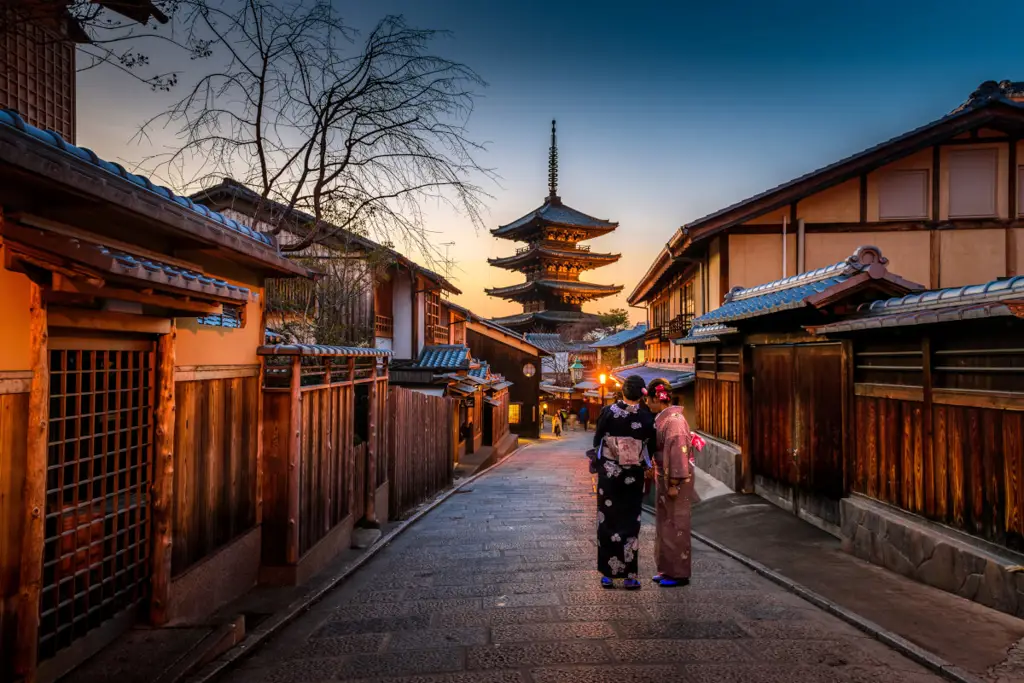 Pemandangan kota Kyoto dalam gaya anime