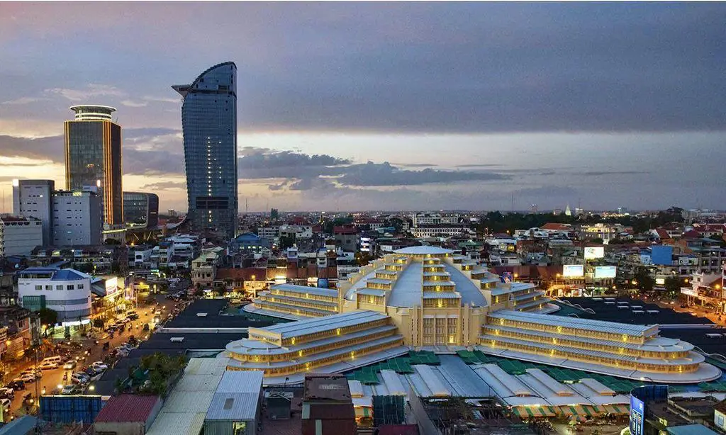 Siluet kota Phnom Penh yang modern